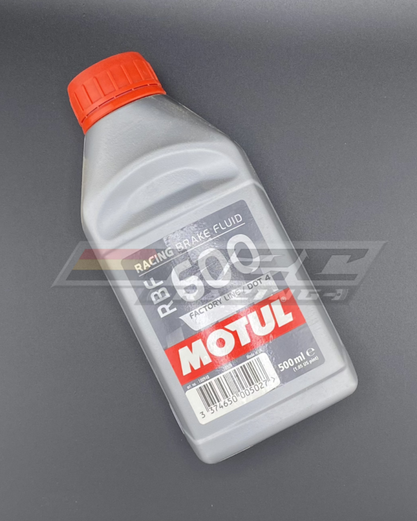 Le "Liquide de frein Motul RBF 600" est un produit haut de gamme spécialement conçu pour améliorer le freinage, offrant une résistance aux températures bien plus élevé que le liquide traditionnel des constructeurs et assurant une performance optimale pour les véhicules de course et de sport automobile.